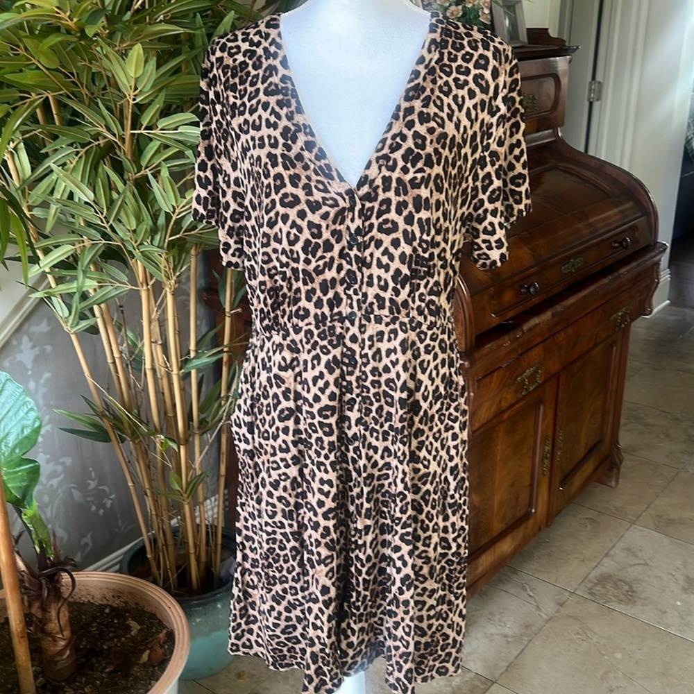 Torrid ladies animal, print short sleeve dress size 1X. Very good condition soft - Picture 4 of 10